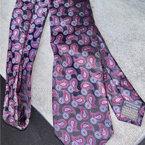 Elegant Paisley Silk Tie in Red and Blue